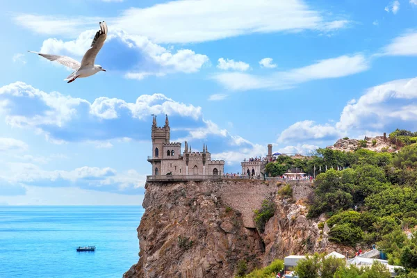Blick auf das Schwalbennest, berühmte Burg auf dem Felsen auf der Krim — Stockfoto