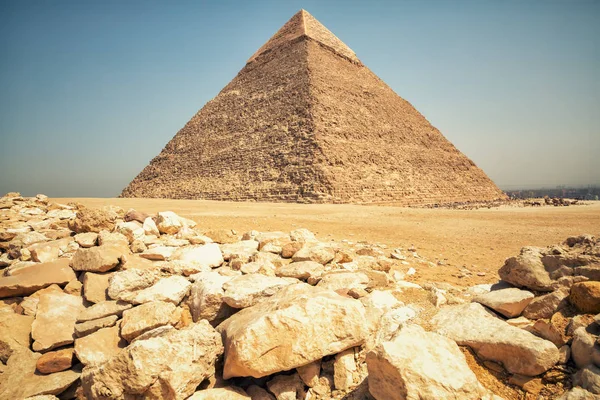 Ruïnes in de woestijn van Gizeh en de piramide van Chephren, Egypte — Stockfoto