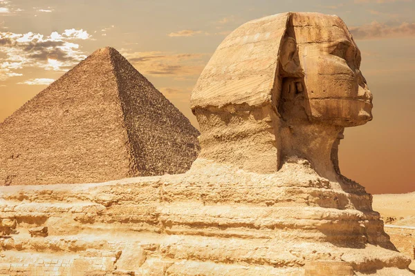 Die Sphinx und die Cheops-Pyramide, Nahsicht, Giza, Ägypten — Stockfoto