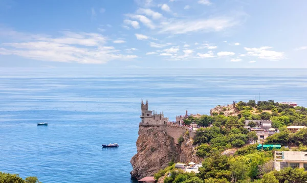 Nido de golondrina, un famoso castillo de Crimea, panorama — Foto de Stock