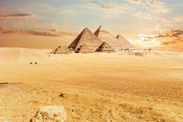 Пирамиды Гизы в жаркой пустыне, Египет — стоковое фото