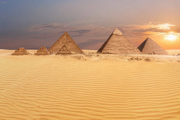 Giza kumlu çöl ve güzel piramitler görünümü — Stok fotoğraf