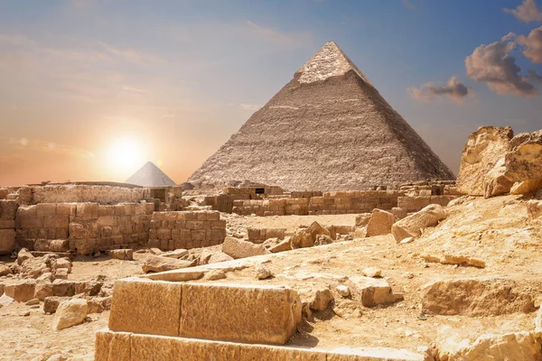Ruïnes en de piramides, prachtig uitzicht op Gizeh, Egypte — Stockfoto