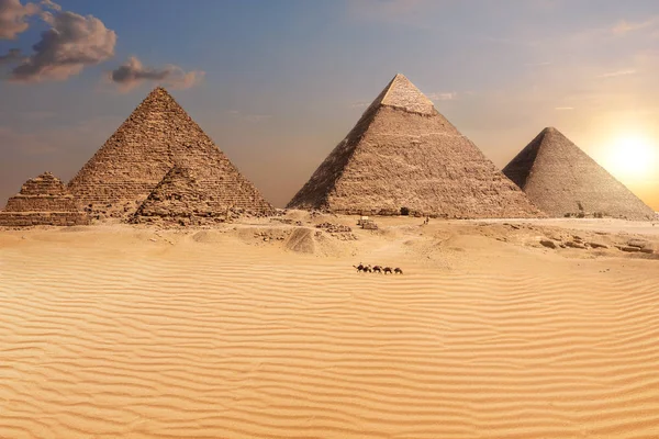 Pyramiderna efter solnedgången, underbar ökenutsikt, Egypten — Stockfoto