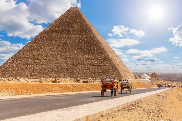 Przewóz na drodze w pobliżu piramidy w Cheops, Giza, Egipt — Zdjęcie stockowe