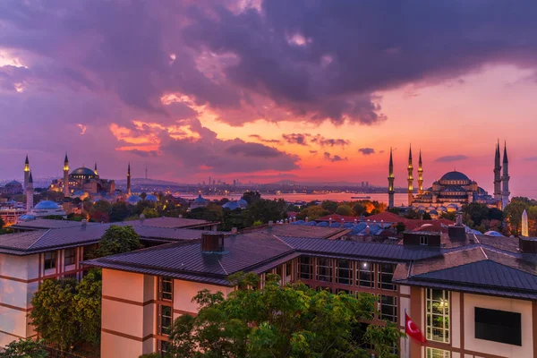 Hermosa puesta de sol sobre la Santa Sofía y la Mezquita Azul, panorama de Estambul — Foto de Stock