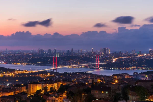 Jembatan Martir 15 Juli atau jembatan Bosporus di Istanbul, Turki, pemandangan malam hari — Stok Foto