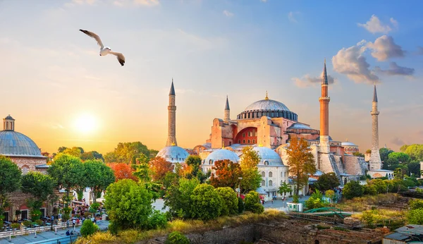 Slavný Hagia Sophia na večerní sluneční paprsky, Istanbul, Turecko — Stock fotografie