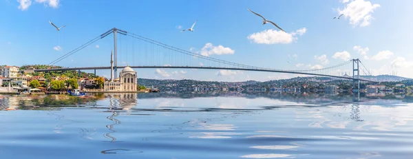 Ortakoy mecset és a Boszporusz-híd, Isztambul panoráma, Törökország — Stock Fotó