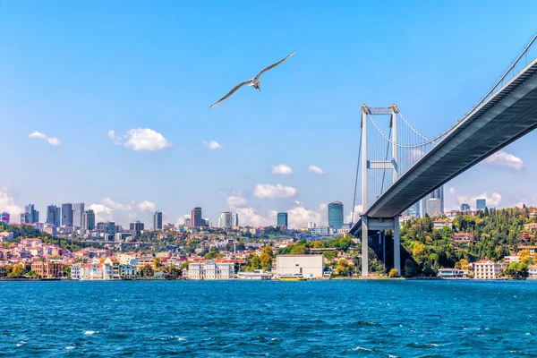 Le pont des martyrs du 15 juillet ou le pont du Bosphore et la vue moderne d'Istanbul — Photo