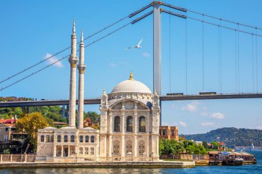 Ortaköy Camii ve Arka Plandaki Boğaziçi Köprüsü, İstanbul, Türkiye