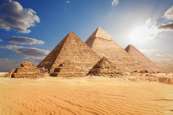 Bulutlardaki Giza Piramitleri, Kahire, Mısır — Stok fotoğraf