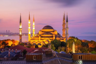Sultanahmet Camii'nde veya İstanbul'daki Sultanahmet Camii'nde güzel bir akşam manzarası