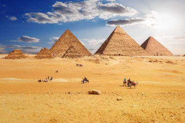 Mısır'da Giza Piramitleri yakınlarındaki Bedeviler