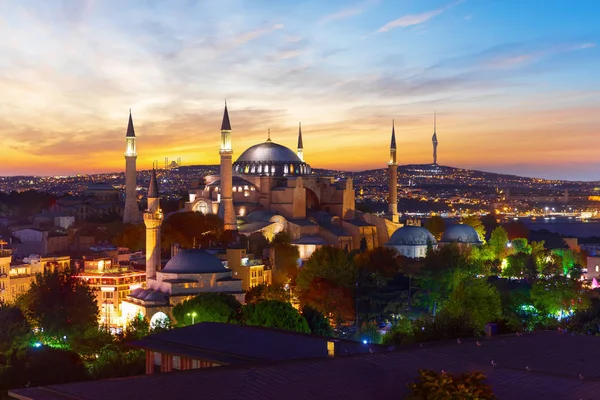 Hermosa vista de la noche de Santa Sofía, Estambul, Turquía — Foto de Stock