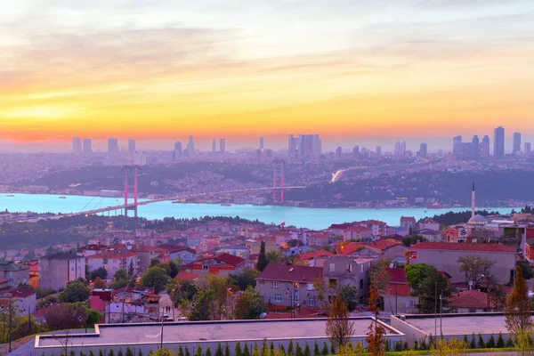 Colores de Estambul, el puente del Bósforo y el horizonte de la ciudad al atardecer — Foto de Stock