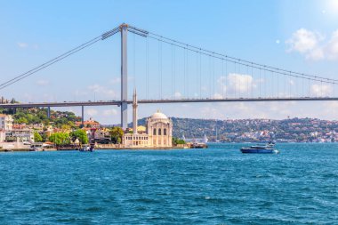 İstanbul, İstanbul 'daki Boğaz Köprüsü altındaki Ortak Cami