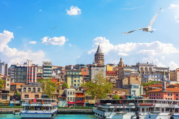 Karakoy distriktet og Galata Tower, udsigt fra Bosporus , - Stock-foto