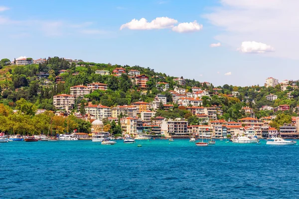 Bebek buurt aan de oever van de Bosporus Straight, Istanbul, Turkije — Stockfoto