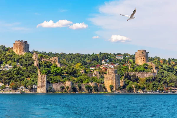 Castelo de Roumeli Hissar, na margem do Bósforo, Istambul, Turquia — Fotografia de Stock
