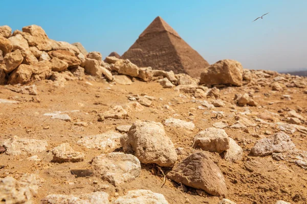 Giza Çölü 'ndeki kayalar piramidin önünde, Mısır — Stok fotoğraf