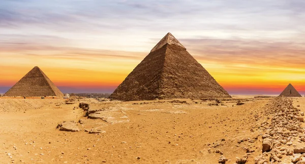 De stora pyramiderna och solnedgången i Giza, Kairo, Egypten — Stockfoto