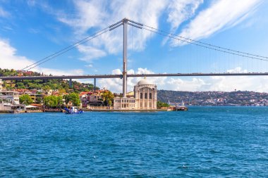 Ortakoy Camii ve Boğaz Köprüsü, feribot manzaralı.