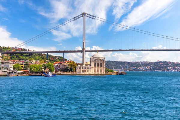 Ortakoy mešita a Bosphorus most, pohled z trajektu, je — Stock fotografie