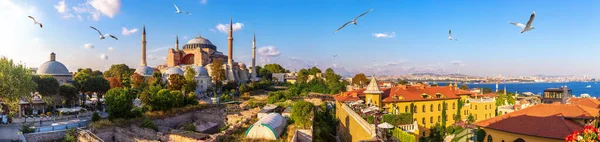 Hagia Sofia, starý turecký Hammam a Bospor, krásná Ist — Stock fotografie