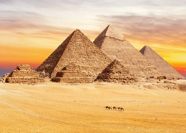 Vista al tramonto sulle famose Piramidi di Giza, Il Cairo, Egitto — Foto Stock