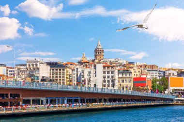 İstanbul 'daki Galata Köprüsü ve Galata Kulesi