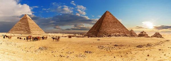 Пирамида Хафре и пирамида Менкауре с маленьким Пиром — стоковое фото
