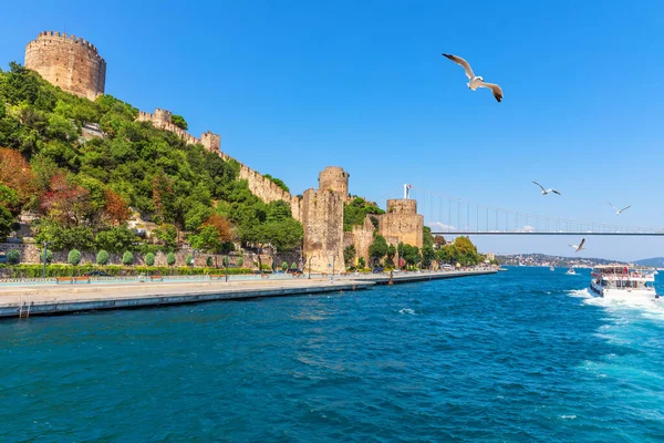 Castillo Rumeli Hisari, el Bósforo y el puente Fatih Sultan Mehmet, Estambul, Turquía —  Fotos de Stock