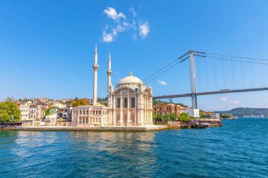 Ortakoy Camii ve İstanbul 'daki Boğaz Köprüsü manzarası