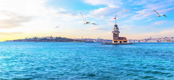 La Torre de las Doncellas o Torre Leanders, hermoso panorama de Estambul —  Fotos de Stock