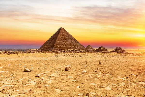 La pyramide ou menkaure et les pyramides des reines au coucher du soleil, Gizeh, Egypte — Photo