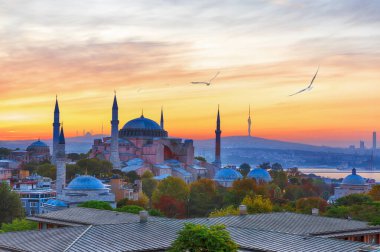 Ayasofya ve İstanbul 'un Asyalı tarafı arka planda, gün batımı manzarası