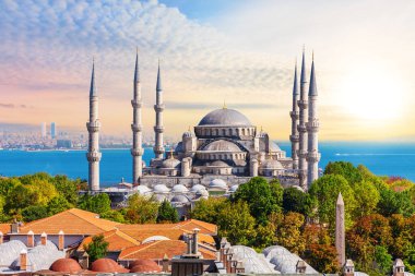 İstanbul 'daki Sultan Ahmet Camii, aydınlık yaz manzarası