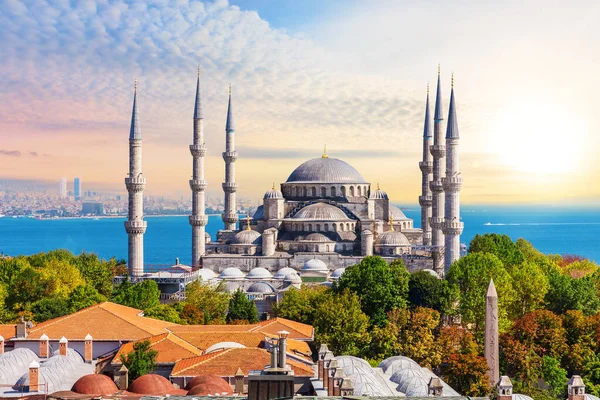 Mesquita Sultan Ahmet em Istambul, vista brilhante do verão — Fotografia de Stock