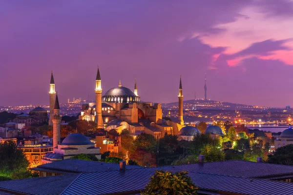 Santa Sofía en el horizonte de Estambul, hermosa vista de la noche — Foto de Stock