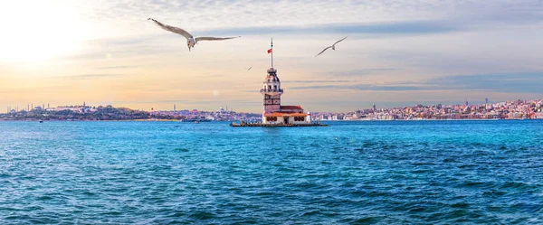 Maidens Tower i det smukke panorama af Istanbul, Tyrkiet - Stock-foto