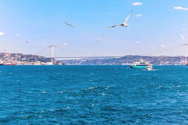 La vista del Bósforo, el Puente y la Mezquita Ortakoy, Estambul —  Fotos de Stock