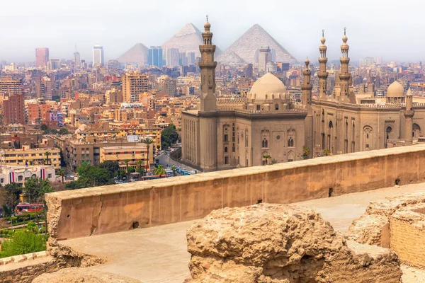 Pohled na Káhiru, mešitu-Madrasu sultána Hassana a pyramidy, Egypt — Stock fotografie