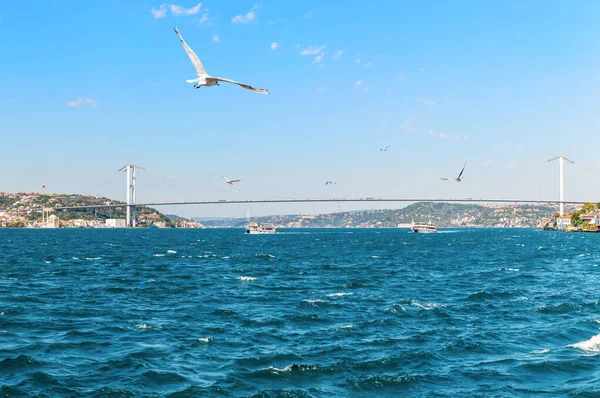 15 de julio Puente de los Mártires sobre el Bósforo, Estambul — Foto de Stock