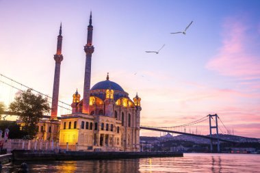 Güneş doğarken ünlü Ortakoy Camii, İstanbul, Türkiye