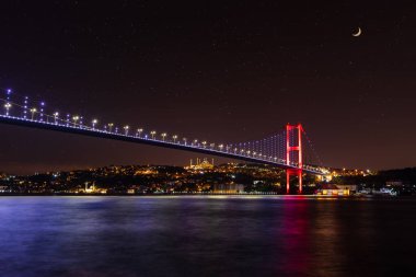 Aydınlatılmış Boğaz Köprüsü, İstanbul, Türkiye