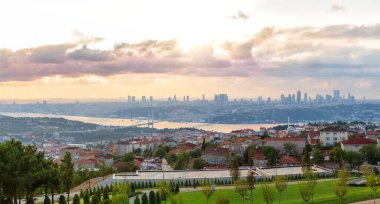 Caml 'dan İstanbul gökdelenlerine ve Boğaz Köprüsü' ne bakın