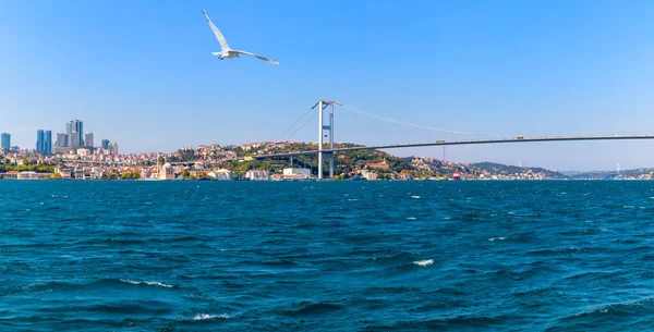 Estambul Puente del Bósforo, hermoso panorama de verano, Turquía — Foto de Stock