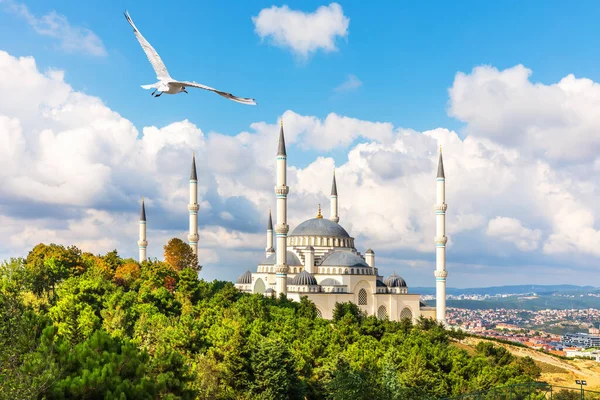 Όμορφο τζαμί Camlica, πλαϊνή άποψη, Κωνσταντινούπολη, Τουρκία — Φωτογραφία Αρχείου