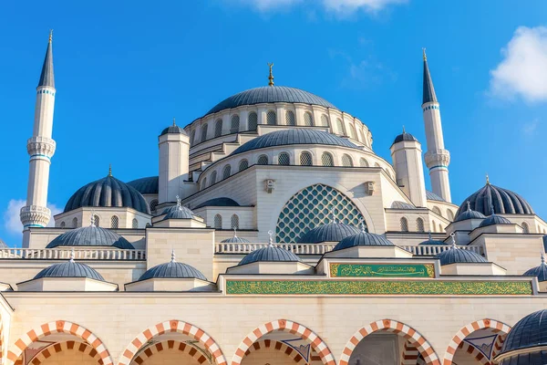 Gorgeous new mosque of Istanbul, the Camlica Mosque, facade view — Stock Photo, Image